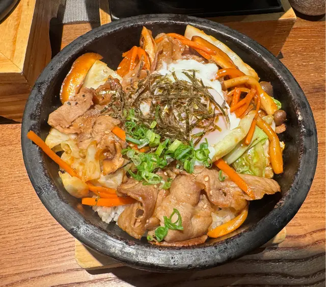 黑豚肉石頭鍋飯