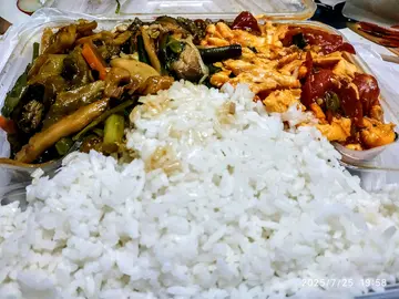 晚市特价两𩠌饭~鱼香茄子拼蕃茄鸡蛋