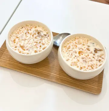 杏仁豆乳配芋圓桃膠西米露