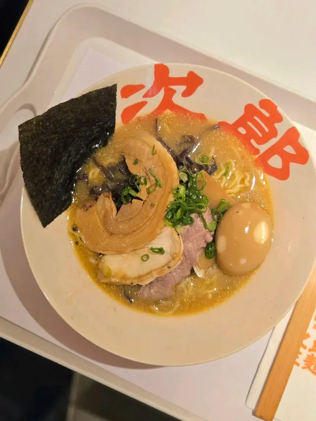 招牌三色醬油湯拉麵 