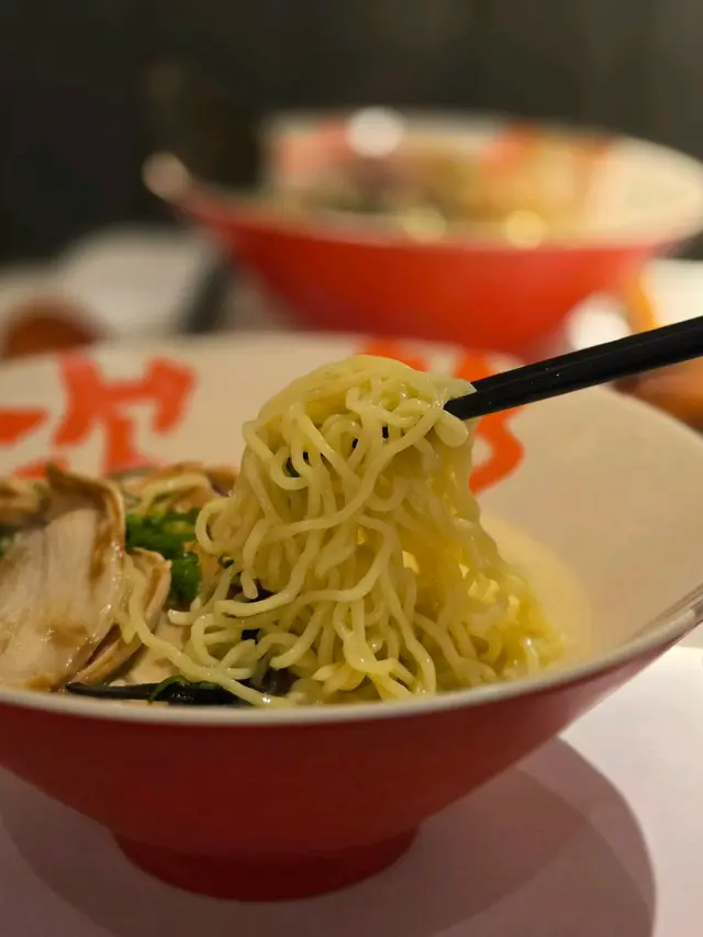 慢煮雞肉雞白湯拉麵