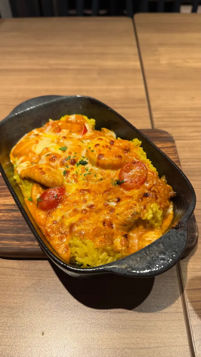 下午茶時間去
酥皮湯濃郁，酥皮又薄又脆唔肥膩
焗飯料夠juicy
重點係見到服務員好細心提點客人小心紙飲管會爆汽水泡，加一值得俾
希望意粉屋捱到




