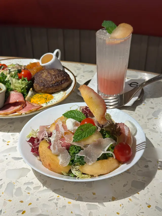 伯爵茶白桃布拉塔芝士沙律