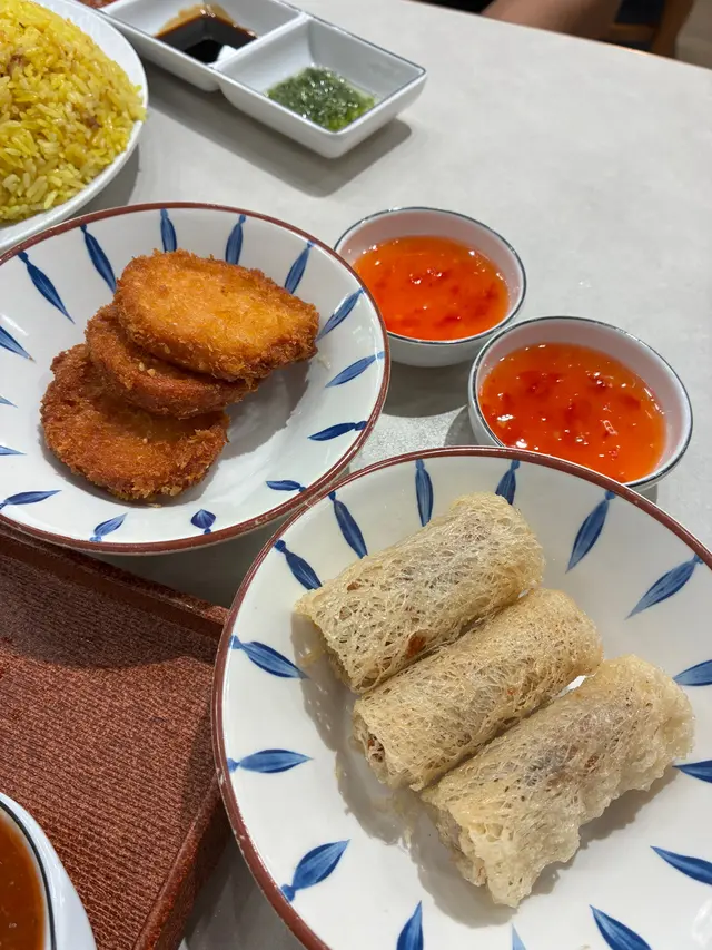 星洲炸蝦餅及獅城粉絲春卷(各三件  +$22)