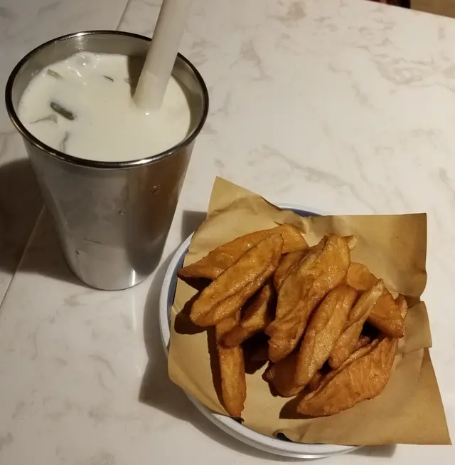 奶蓋烏龍珍珠奶茶和甜不辣