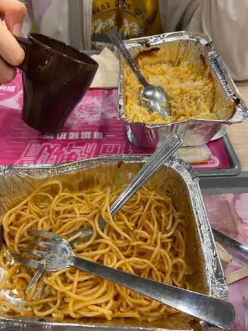 肉酱意粉和海鲜焗饭
