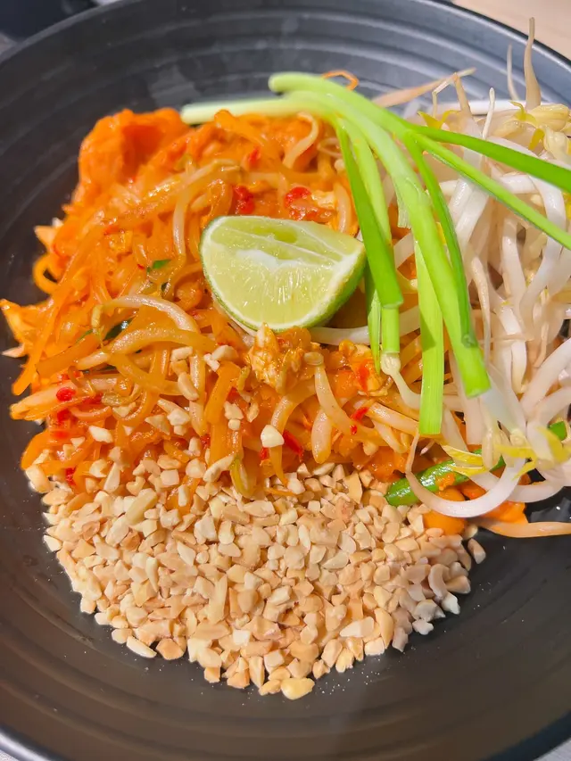 泰式炒金邊粉,向來都係我嘅至愛,味道偏甜甜酸酸,好有鑊氣,好醒胃!