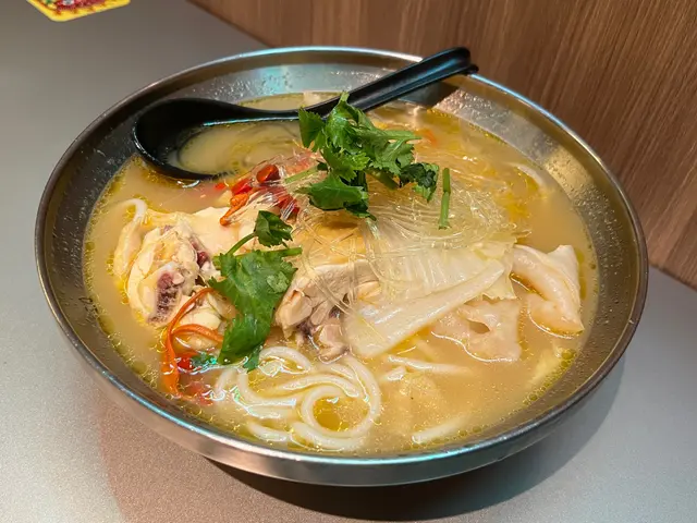 花膠雞阿媽足料雞湯米線