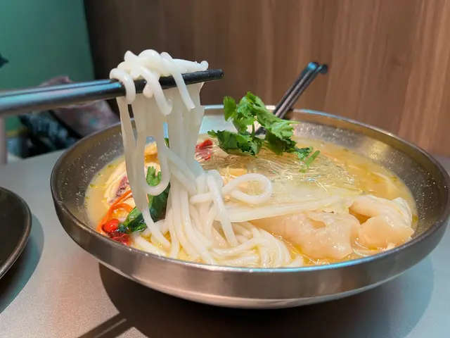 花膠雞阿媽足料雞湯米線