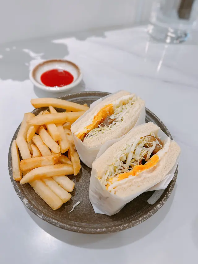 牛柳粒煎蛋三文治配薯條