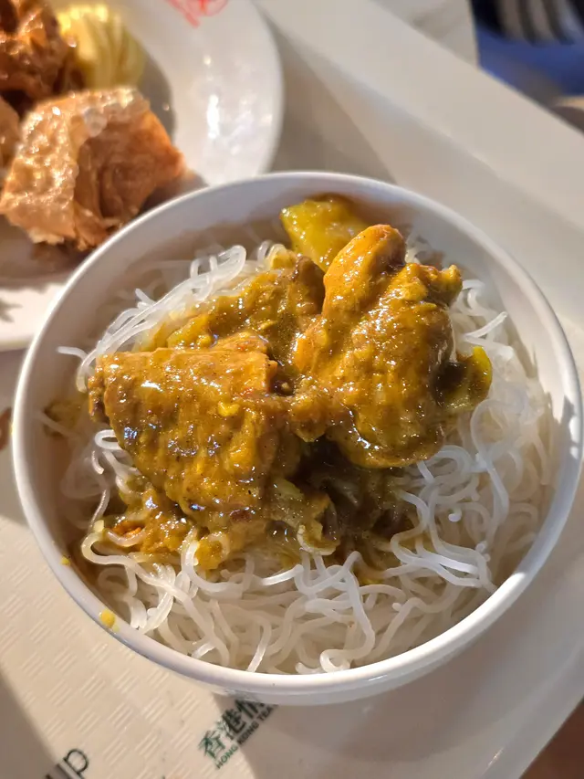 金黃咖哩薯仔雞翼煲配米粉