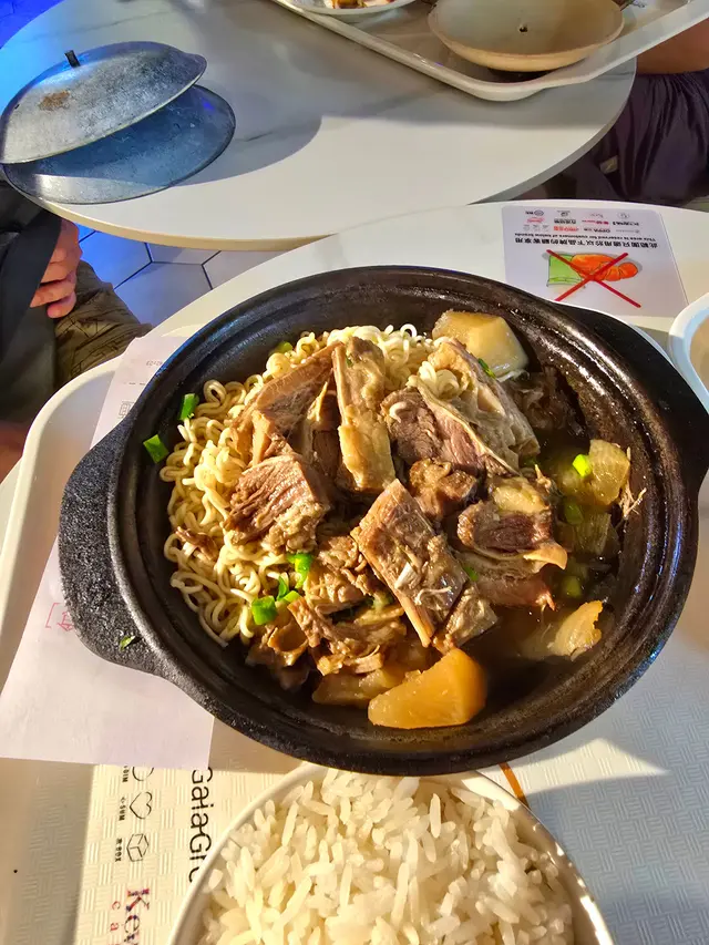 清湯牛坑腩鍋配公仔麵