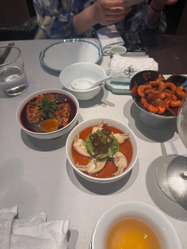 涼菜味道記憶最深，特別是茄子，有濃郁煙薰味但是不強茄子鮮味，其他菜品沒有什麼記憶點，沒吃到balance的地方，甚至這個湯喝的非常家常，湯味很淺，總之性價比不高！