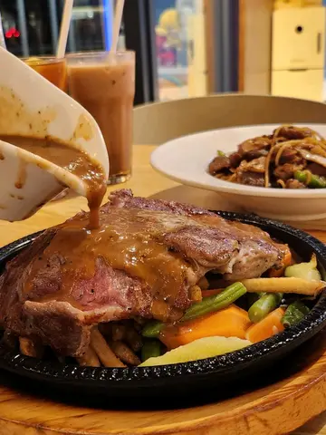 鐵板黑椒汁肉眼扒配薯菜