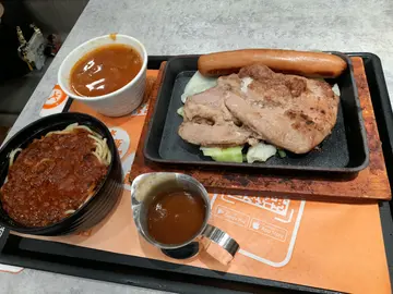 带骨猪扒铁板，烧汁，迷你肉酱意粉，罗宋汤