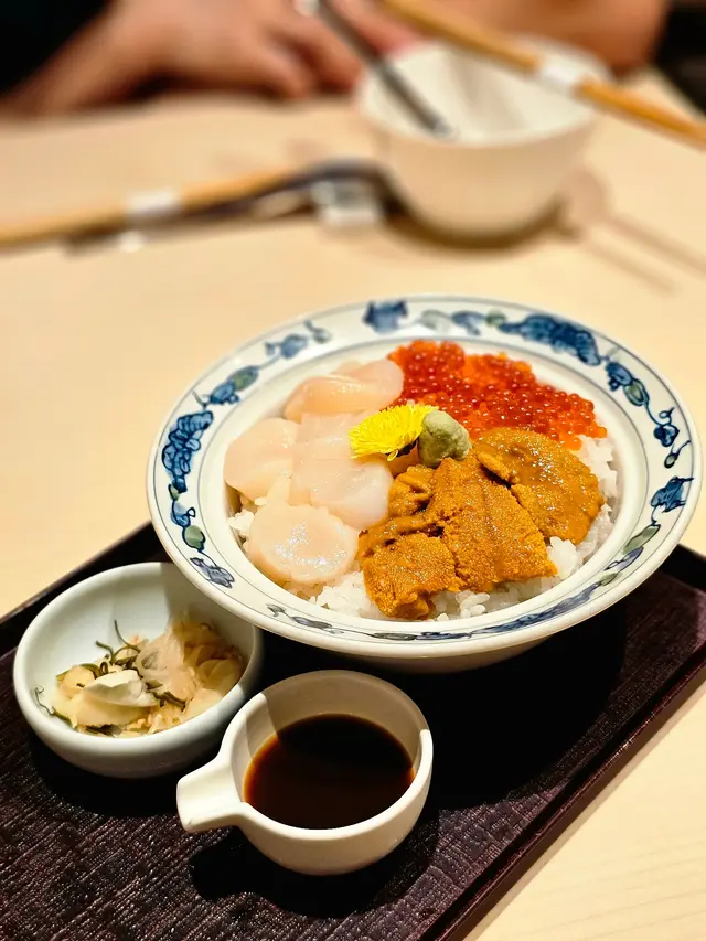 海膽帆立貝鮭魚籽丼