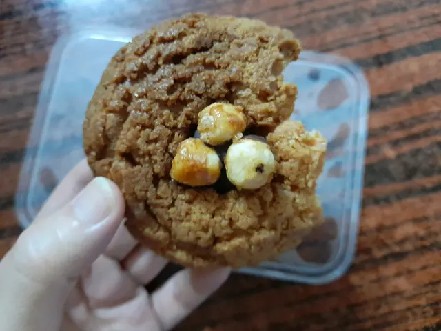 咬咗兩啖嘅榛子泡芙