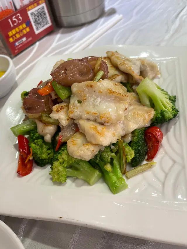 呢個龍躉兩味,啲龍躉肉真係好新鮮,第一啖咬落去係劏咗冇幾耐,肉質鮮嫩彈牙,味道啱啱好唔太鹹,兩種唔同嘅整法,但係我比較鍾意冇骨嗰個,肉好嫩滑,冇骨,西蘭花好鮮,脆口,好索汁,一口咬落去啲汁爆晒出嚟,好幸福