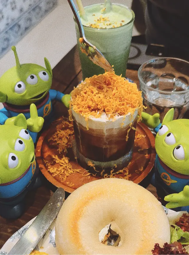 #FoodieLife 

當咖啡一到，大家都不約而同咁嘩左一聲，濃濃既芝士被刨成絲，再舖係焦糖咖啡上面，各種味道交融下令口感更有層次，絕對稱得上係色香味俱全