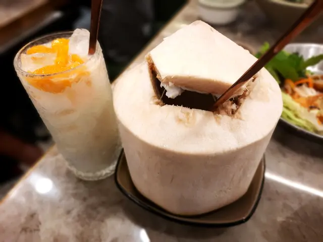 鮮芒果椰汁西米露、椰青