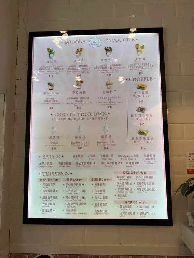 中環勁多人排隊，開到黎元朗，正

有免費狗🐶口水杯