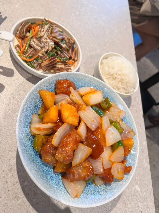 涼拌豬耳，咕嚕肉