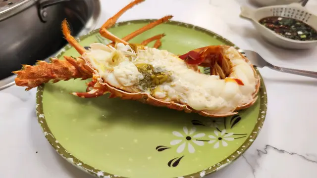 
蒸海鮮火鍋 = 清新又滿足！
朋友食厭咗麻辣火鍋、唔想再飲一堆油湯，所以食下蒸海鮮火鍋，海鮮美味又新鮮，仲有種「食材本身就係主角」嘅感覺。點心亦可以任食，朋友最鍾意就係食蝦餃😁😁
餐廳裝修簡約，坐得舒服，好適合同朋友聚餐。而且兩位服務姐姐態度殷勤仲好專業👍🏻👍🏻





