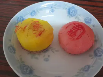 左：迷你金华火腿酥，右：迷你蛋黄莲蓉酥