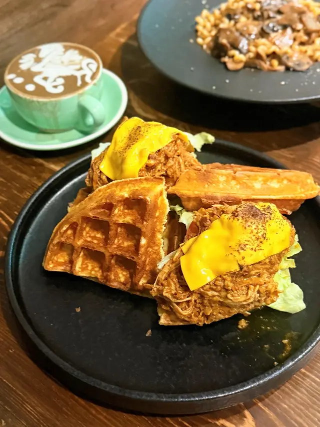 慢煮手撕豬腩肉窩夫三文治