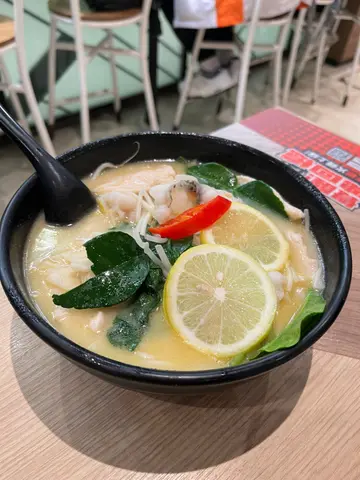 Mixian with Wonton, Chicken and Fish Fillet in Lemon Clear Broth Soup