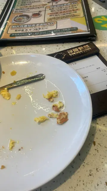 早餐炒蛋，有3块蛋壳，依间餐厅越做越差