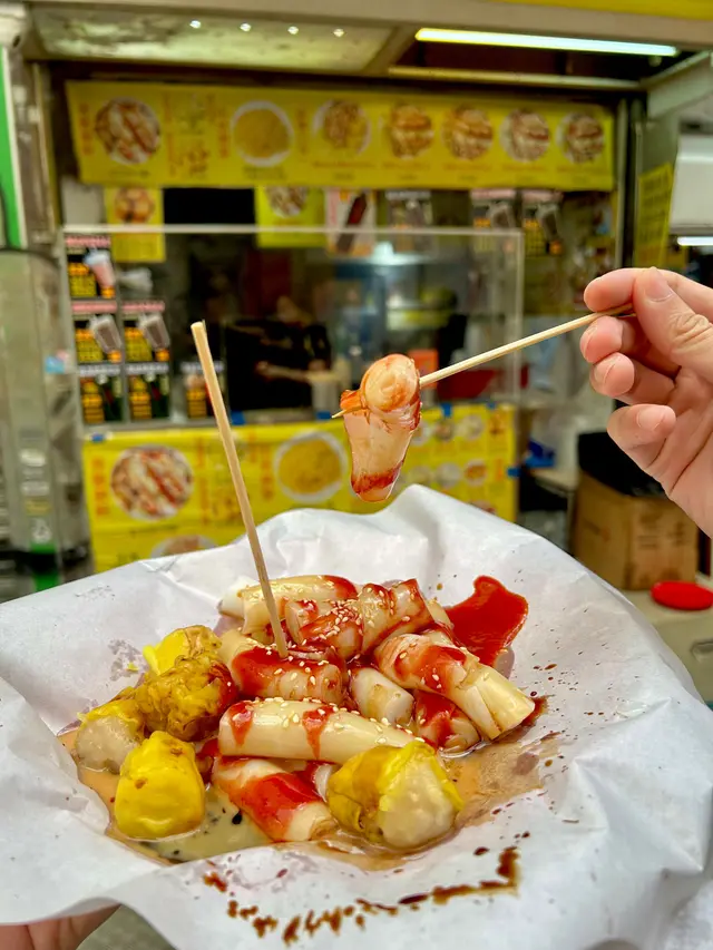 即點即剪，醬料落得超足！腸粉滑嫩彈牙，米香濃郁，甜辣醬同豉油完美融合，甜甜辣辣，入口好順！😋每啖都係懷舊嘅幸福感！ 
標明用金龍燒賣，果然係我嘅心頭好！😍煙韌彈牙，魚味香濃，味道層次爆棚，超滿足！ 