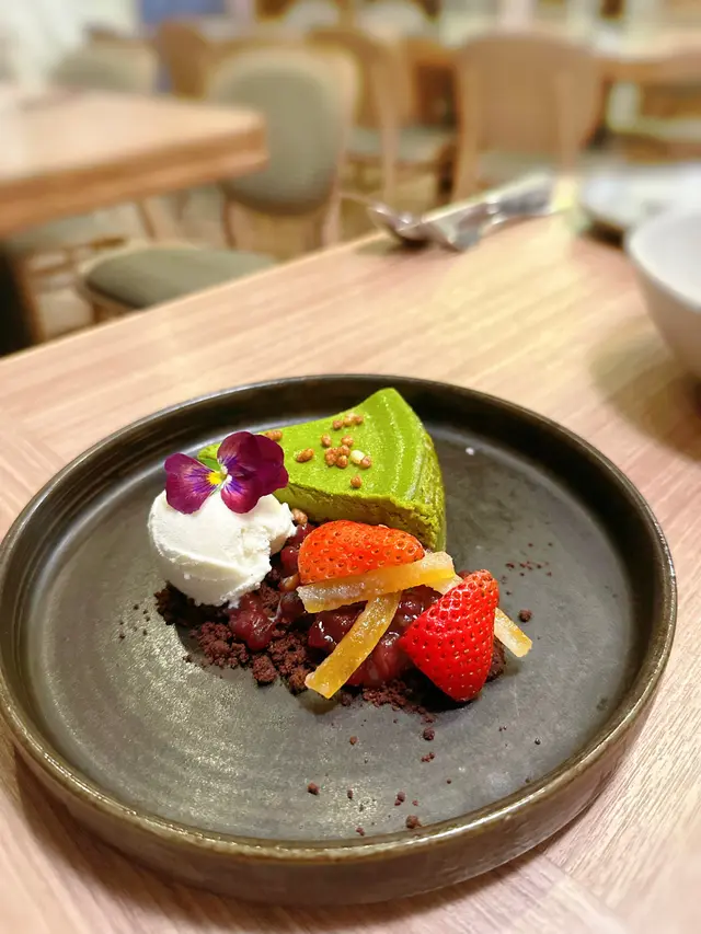 🌀抹茶芝士蛋糕
呢個抹茶芝士蛋糕，抹茶同芝士味都做到平衡，又唔會太過甜，配埋紅豆同雲呢拿雪糕，面頭仲有蜜柑皮，令味道更加有層次😋