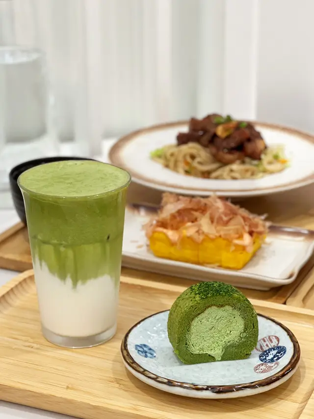 凍抹茶鮮奶配小抹茶卷