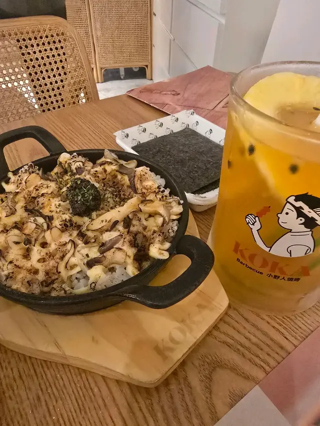 地理位置比較遠 當日落雨晚市唔算多人 
環境舒服 座位寬敞 食完冇油煙味👍
食物嘅擺盤同餐廳裝修都幾靚 女仔想打下卡都可以
🍢嘢食方面：
1️⃣元氣森林水果茶大大杯 酸酸甜甜開胃
2️⃣雞皮串燒非常脆
3️⃣ 黑松露蘑菇飯應該好啱小朋友口味 有沙律醬同有沙律醬同紫菜伴碟
4️⃣ 茄子淋到皮都食到
5️⃣雞肉串燒正常口味


 #串燒店 