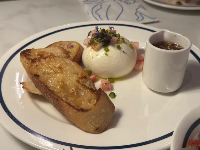 白桃水牛芝士配酸種麵包(香辣蜜糖)