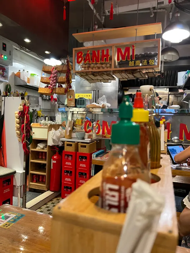好有越南風味！食物有水準，食物即叫即做，法包充滿蔬菜海南雞肉非常嫩滑，面包鬆脆！總之食物令人滿意有致身越南感覺！我會再來的