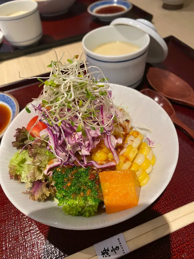 精美沙律和茶碗蒸