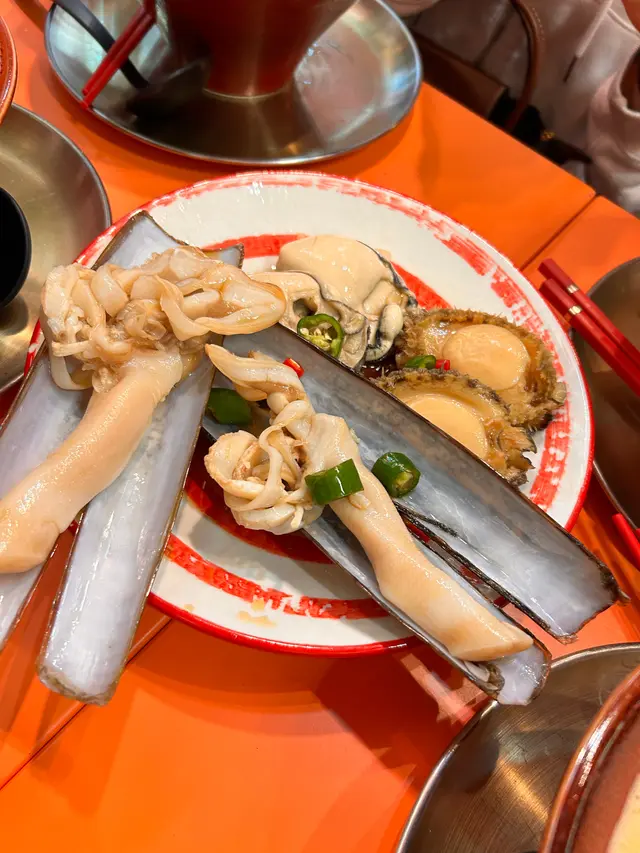  小食試了鮑魚、蠔、溏心蛋同埋是日精選蟶子，最驚喜既係蟶子——爽脆鮮甜！其他小食就中規中矩，cp值唔算高，真係想試也可以，唔會踩雷。  