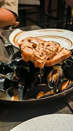 番红花忌廉白酒煮青口伴酸种面包 