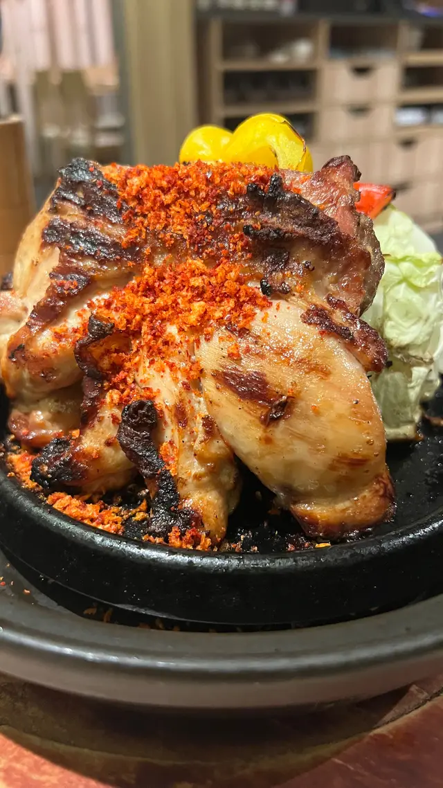 🐣果然名不虛傳,服務員點起打火槍,濃濃嘅火焰就由燒雞身上冒起,火灼嘅威力令雞肉更香口🤤 不過最估唔到,原來伴碟嘅椰菜都非常好食,爽脆充滿水份💦 令人非常驚喜