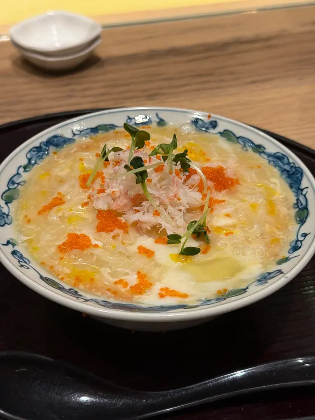 
湯底佈滿了蛋漿，清甜的蟹肉還有絲魚子，有點像吃蟹肉羹
烏冬口感很好，看似很少碗份量，但份量其實也挺多