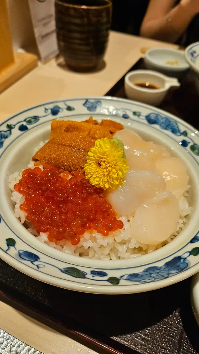 海膽帆立貝鮭魚子丼