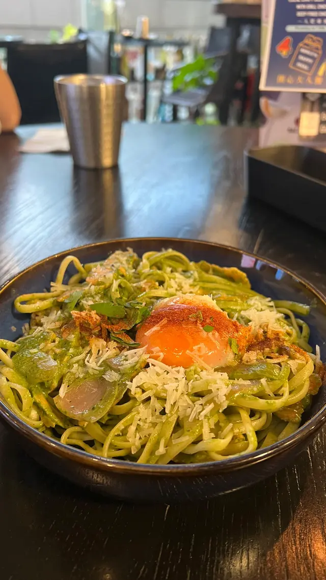 菠菜煙三文魚忌廉意粉