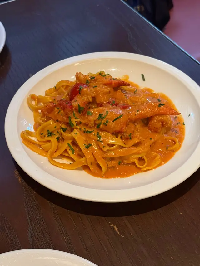 這款意粉同樣是龍蝦啖啖肉,絕對不吝嗇
可惜這款龍蝦汁味道並不突出
感覺反而像普通的蕃茄忌廉汁~