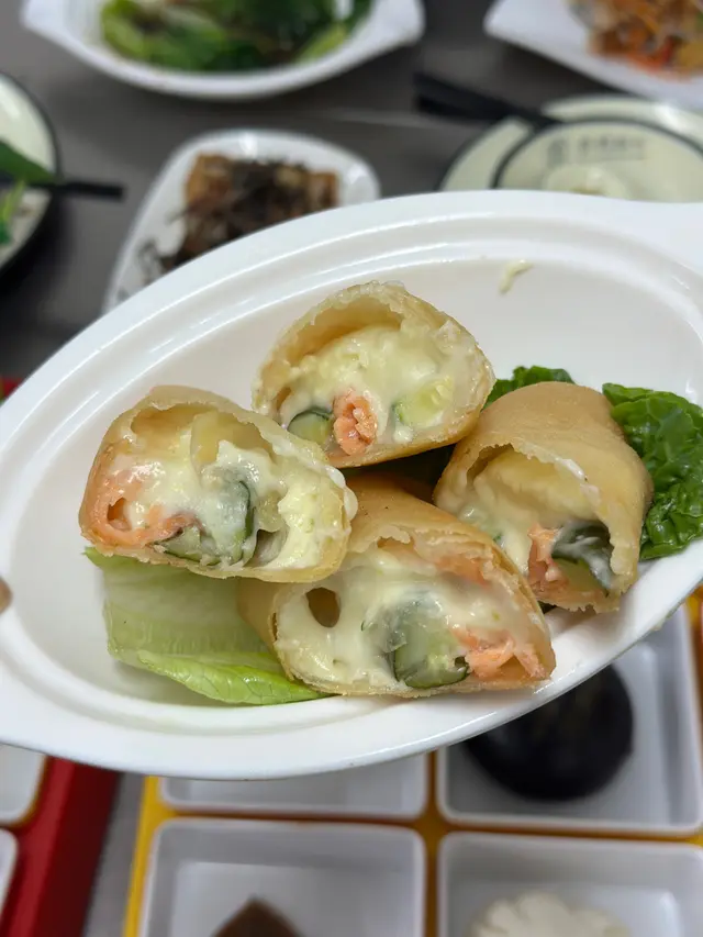 芥未沙汁三文魚春卷