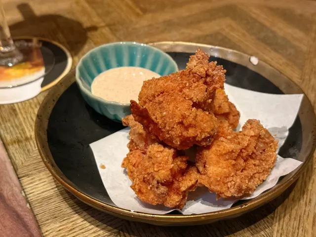 外皮炸粉輕薄,炸得非常脆😍
高溫油炸逼出油脂,同時鎖住肉汁
肉質嫩滑多汁,配搭明太子沙律醬好惹味!🤩