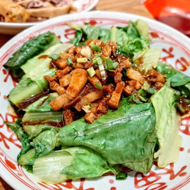 🐑滷肉時蔬,係白灼油麥菜加滷肉,菜正常新鮮,點整都ok㗎嘞,滷肉切幼粒,全部都偏肥,送飯食最啱