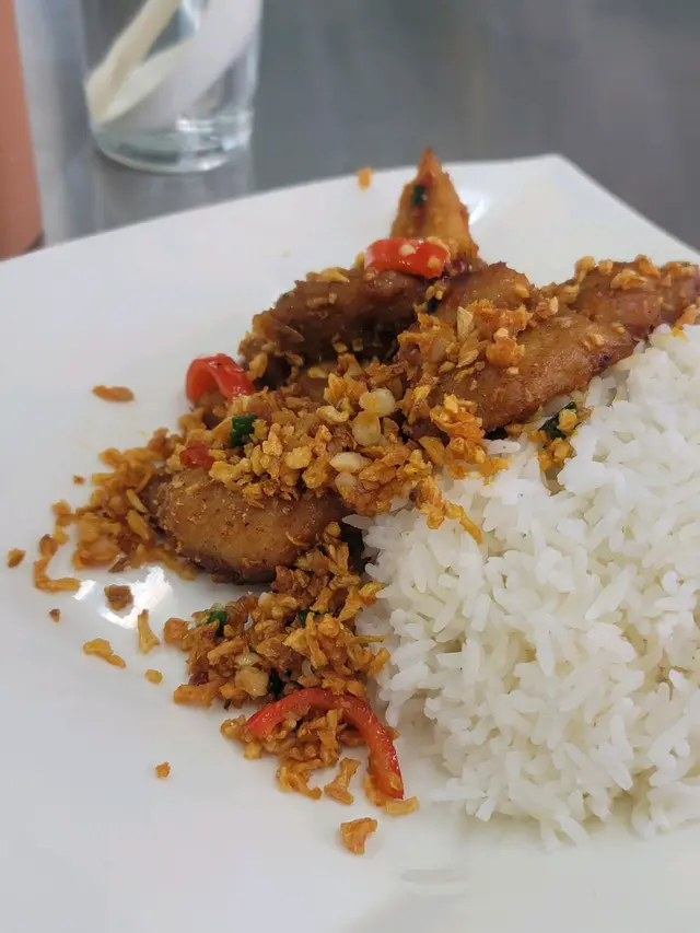 呢個係我力推既一款，因為椒鹽味道不會死鹹死辣。豬扒肉質非常好，食落彈牙，仲feel到有肉汁，有別於一般2餸飯又乾又un既口感。