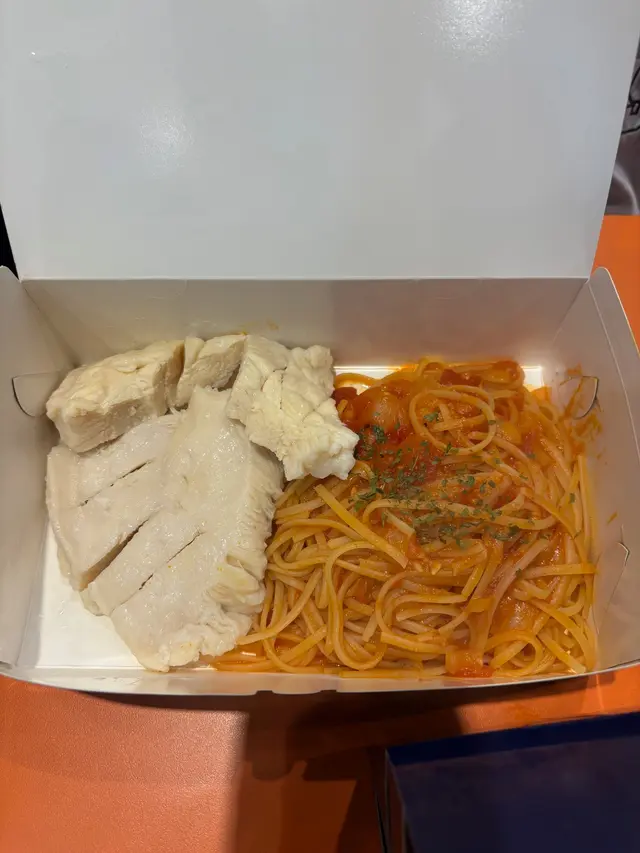 慢煮雞胸意粉(蕃茄汁)
